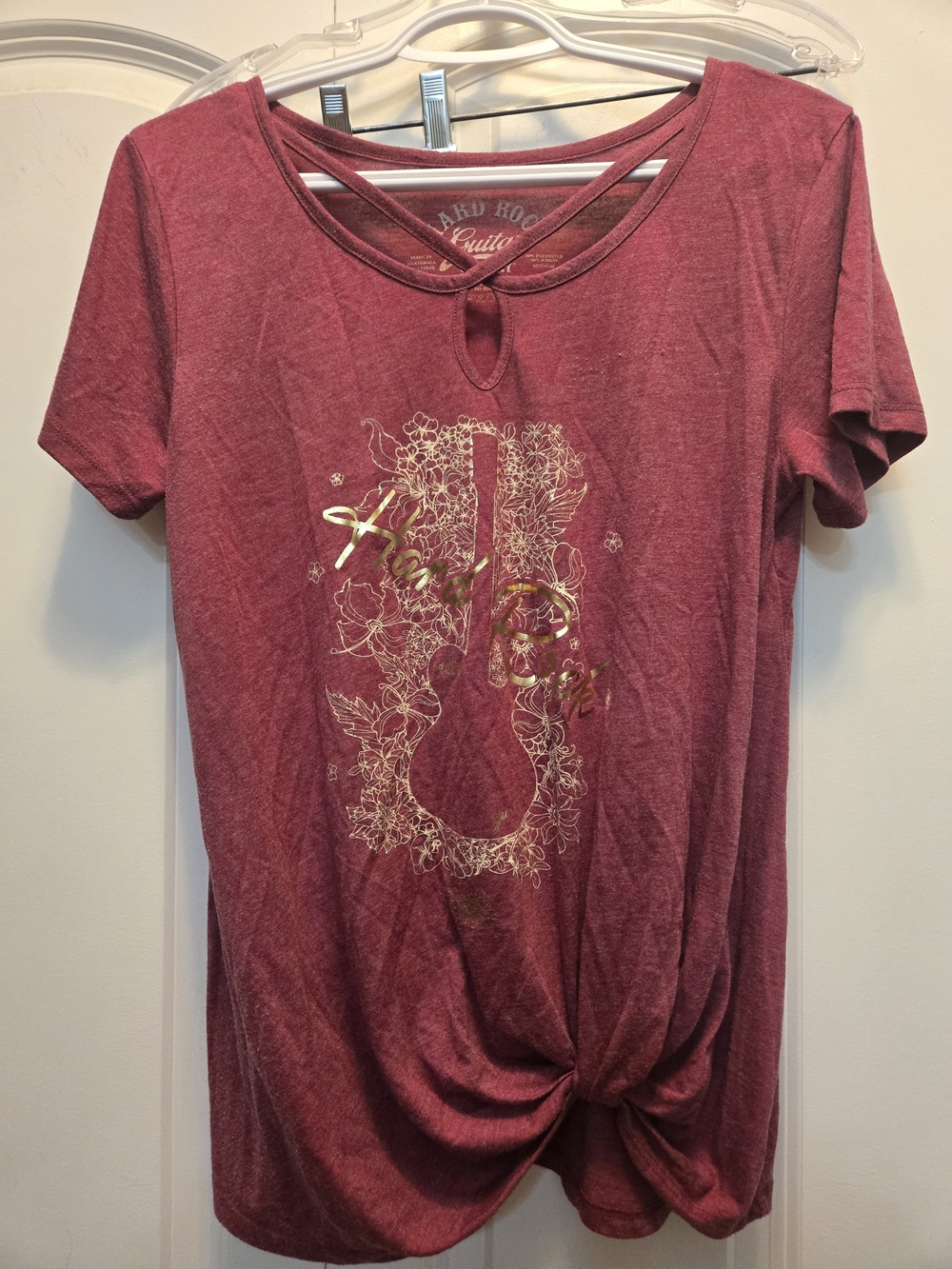 Hard Rock Cafe Seatle Women’s Graphic Knot-Front Tee with Guitar Motif